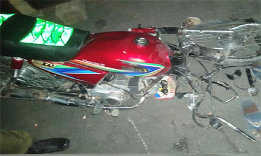 خیرپور: موٹر سائیکلوں میں تصادم، بیوی جاں بحق، دو بچےزخمی
