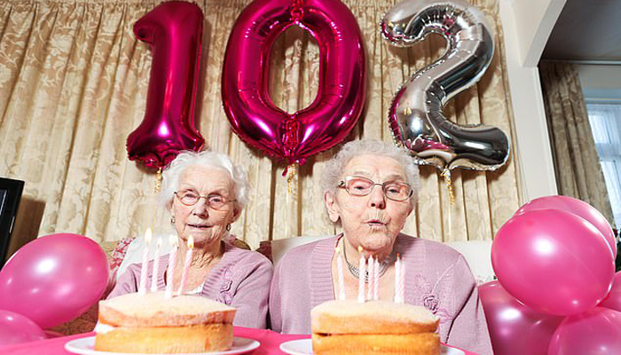 برطانیہ کی معمر ترین جڑو اں بہنوں نے منائی اپنی102ویں سالگرہ!!
