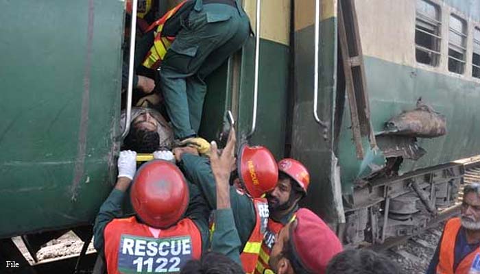 ملتان میں ٹرین کی زد میں آکر 4 افراد جاں بحق