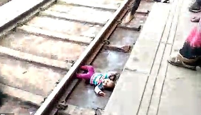 بھارت ایک سالہ بچی پر سے ٹرین گزرگئی 
