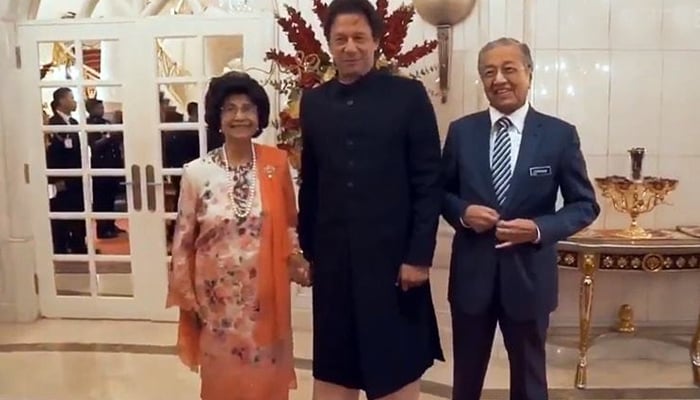 عمران خان کا ہاتھ پکڑ کر تصویر کھنچوانے کی خواہش کس نے کی؟