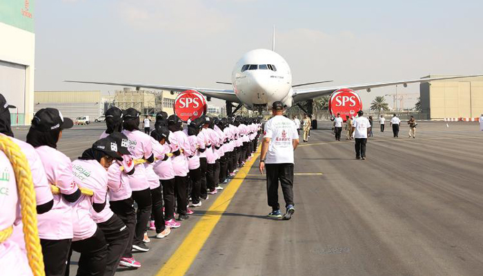 دبئی:خواتین پولیس کا ڈھائی سو ٹن وزنی جہازکھینچنے کاریکارڈقائم