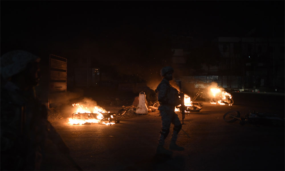 کراچی، ٹی ایل پی مظاہرے، متعدد موٹر سائیکلیں نذر آتش، 36 گرفتار 