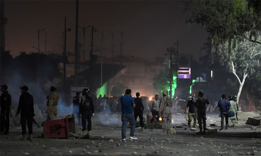 کراچی، ٹی ایل پی مظاہرے، متعدد موٹر سائیکلیں نذر آتش، 36 گرفتار 
