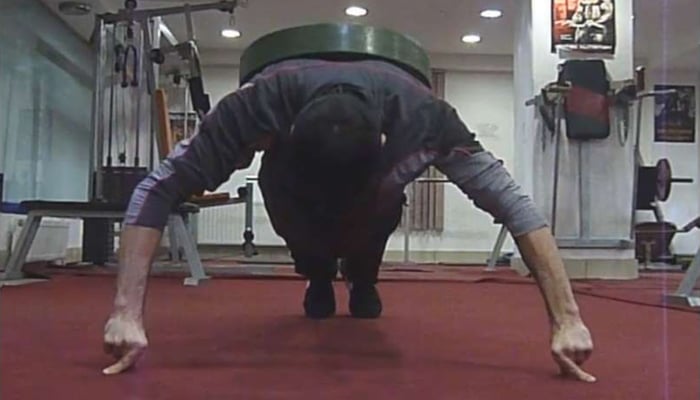 آرمینیا: نوجوان کا وزن کمر پر لاد کر پُش اَپس کا مظاہرہ