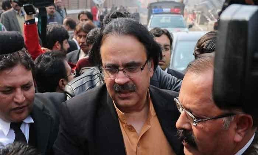 صحافی کا فون چھیننے پر ڈاکٹر شاہد مسعود کا 14 روزہ ریمانڈ