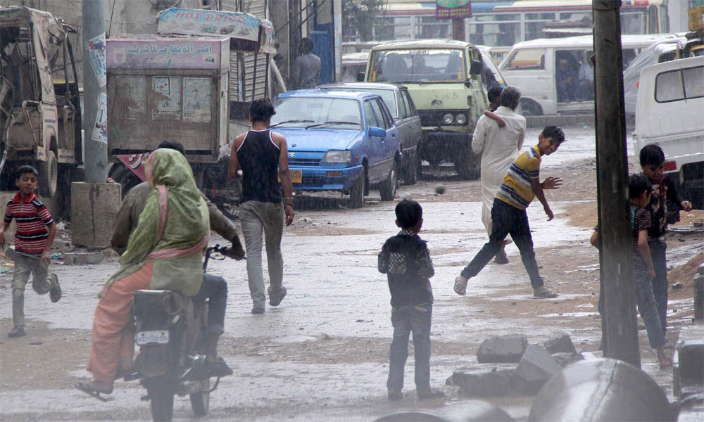 کراچی میں چند منٹ کی بارش سے سڑکوں پر پانی جمع 