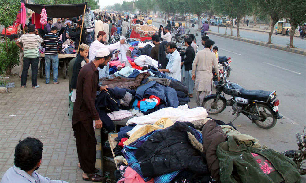 کراچی میں چند منٹ کی بارش سے سڑکوں پر پانی جمع 