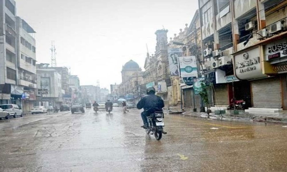 کراچی میں چند منٹ کی بارش سے سڑکوں پر پانی جمع 