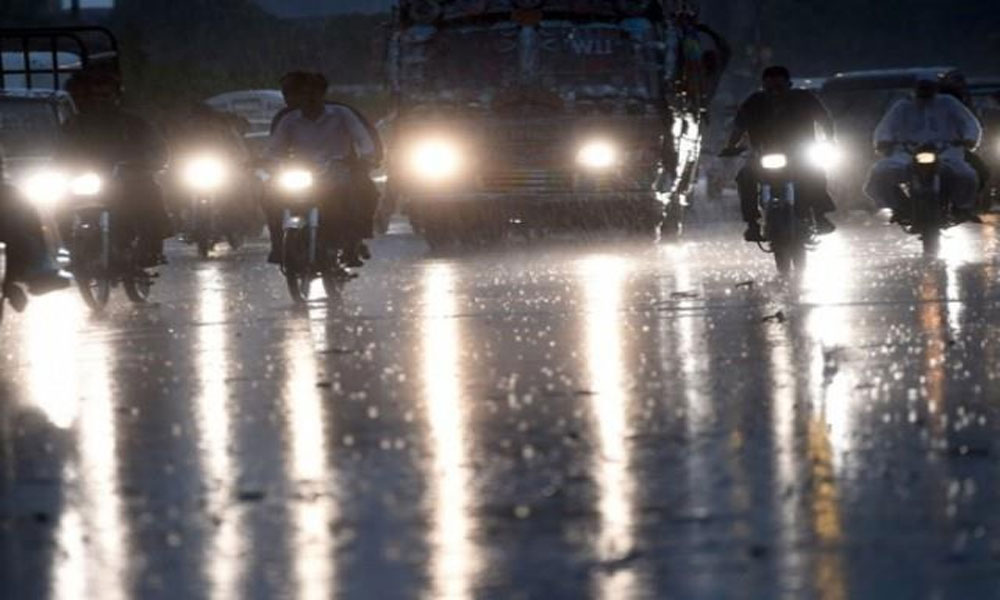کراچی میں چند منٹ کی بارش سے سڑکوں پر پانی جمع 
