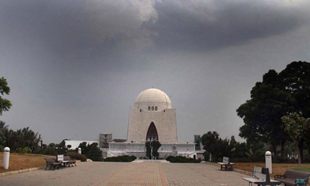 کراچی میں چند منٹ کی بارش سے سڑکوں پر پانی جمع 