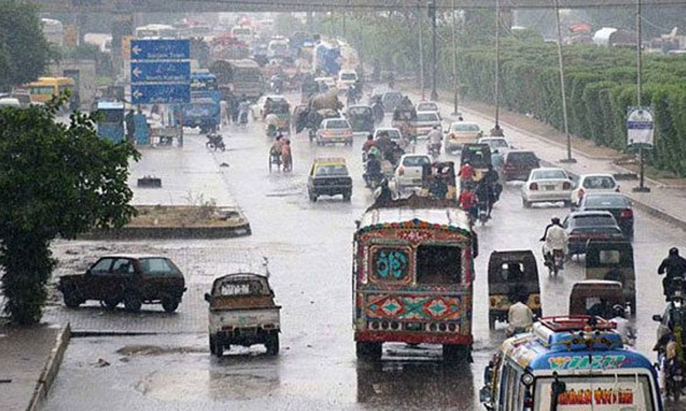 کراچی میں چند منٹ کی بارش سے سڑکوں پر پانی جمع 