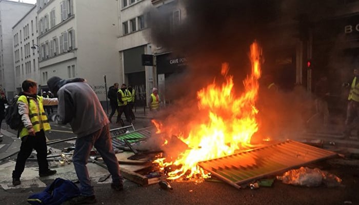 فرانس میں احتجاج ہنگامے، چوراچکے آزاد