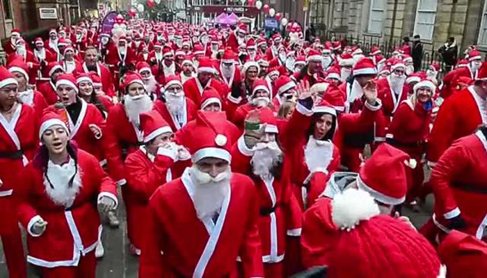 برطانیہ: کرسمس پرسالانہ سانتا ریس کا انعقاد