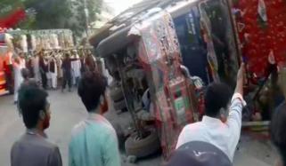 Truck And Rickshaw Accident Due To Fog 2 People Killed In Bhakkar