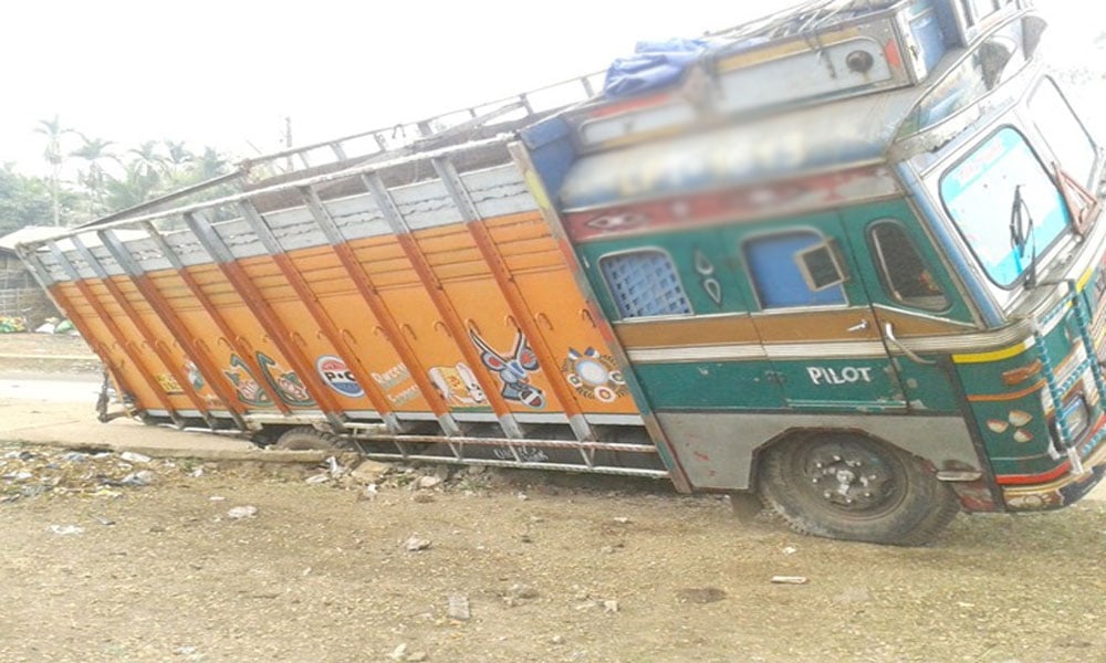 کراچی: ملیر کے قریب ٹرک فٹ پاتھ پر چڑھ گیا، کیمیکل کا رساؤ