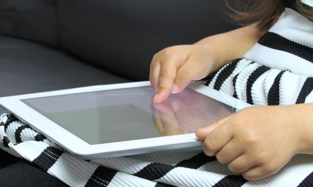  ’موبائل اسکرین بچوں کی ذہنی صحت کے لیے انتہائی خطرناک‘