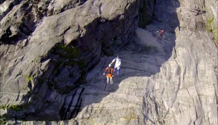  ناروے:خطروں کے کھلاڑیوں کی بلندپہاڑ سےجمپنگ