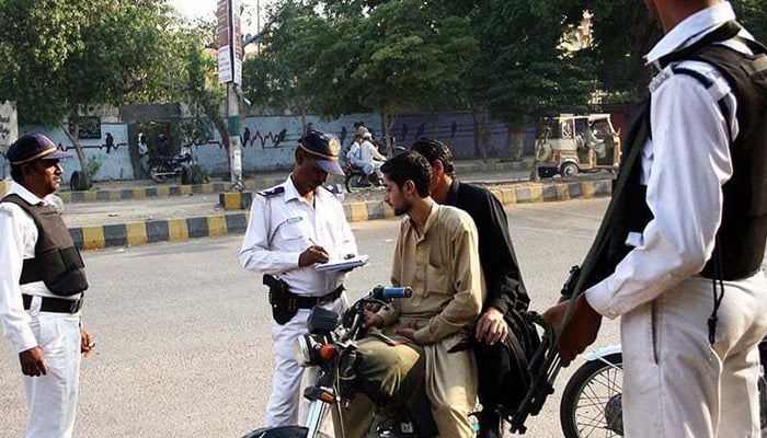 کراچی، ون وے کی خلاف ورزی کرنیوالے 178 شہری گرفتار 