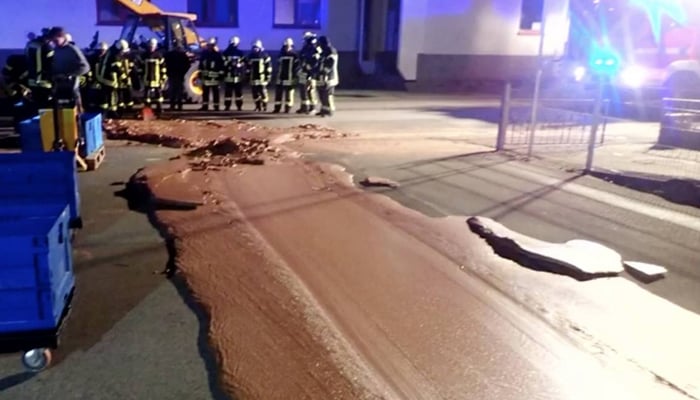 جرمنی میں سڑک چاکلیٹ سے نہا گئی 