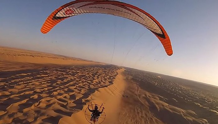 عمان :مہم جو کابلندو بالا پہاڑ سے پیراگلائیڈنگ کا مظاہرہ