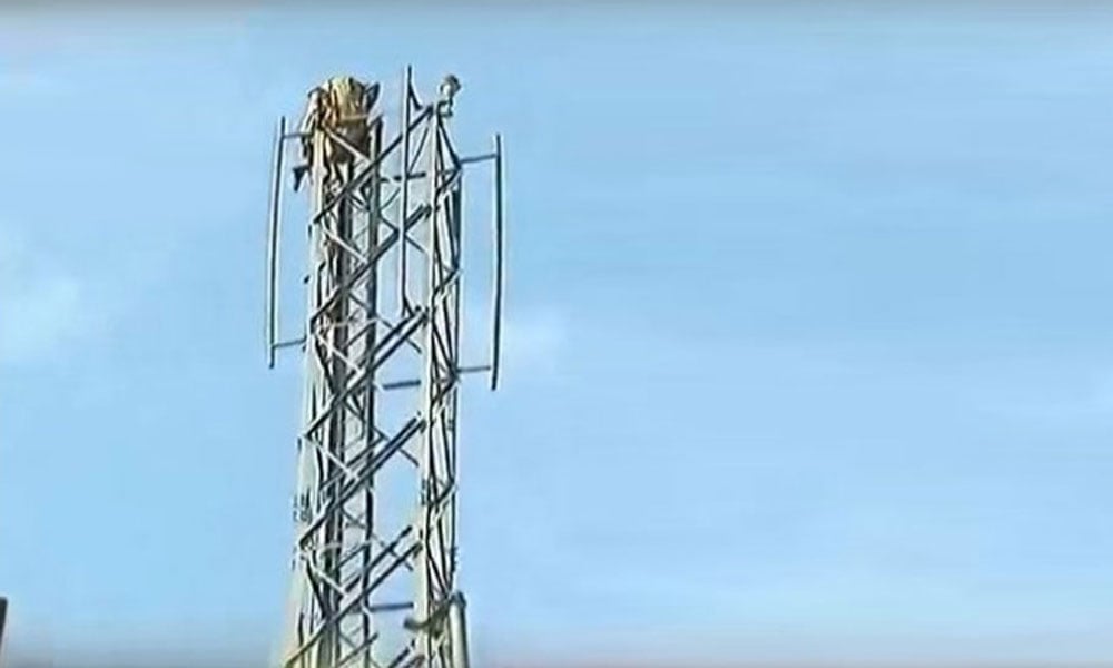 اسلام آباد کے بلیو ایریا میں 1 شخص موبائل ٹاور پر چڑھ گیا