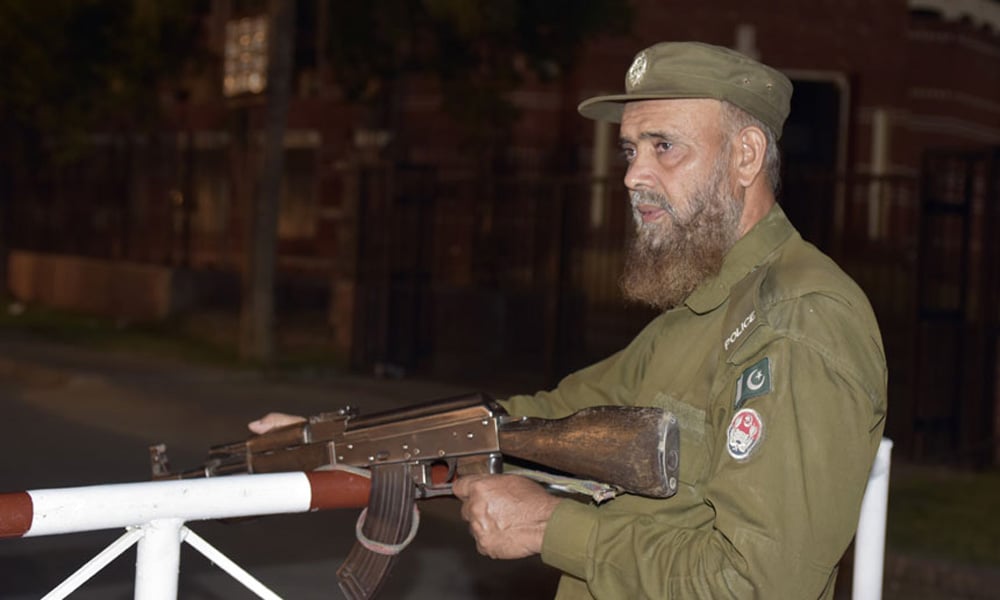 نیو ایئر نائٹ پر لاہور میں 10 اہلکار سیکیورٹی ڈیوٹی دینگے