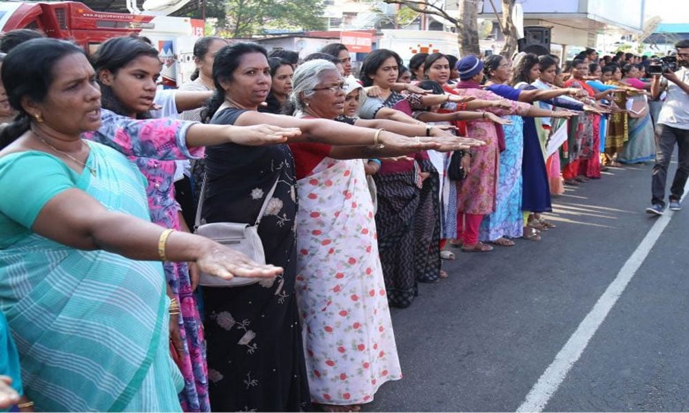 بھارت میں لاکھوں خواتین نے انسانی زنجیر بنا کر احتجاج کیوں کیا؟