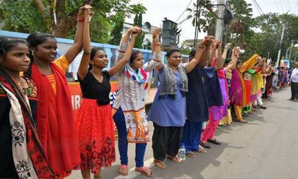 بھارت میں لاکھوں خواتین نے انسانی زنجیر بنا کر احتجاج کیوں کیا؟