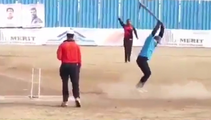 ٹوپی گھمانے والے ننھے اسٹریٹ فنکار استاد