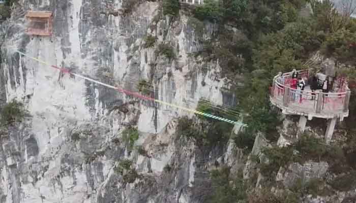 چین ، ہزاروں بلندی پربنا60میٹر لمبا رنگین پل 