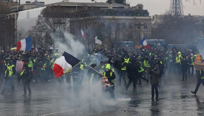 فرانس، پیلی جیکٹ مظاہرے کے دوران صحافی تشدد کا نشانہ