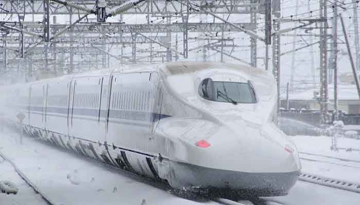برفباری کے باعث ٹرینوں کا چلنا بھی دشوار 