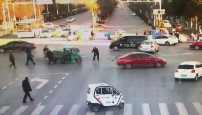 چین: کار ڈرائیور نے رکشے کو ٹکر دے ماری