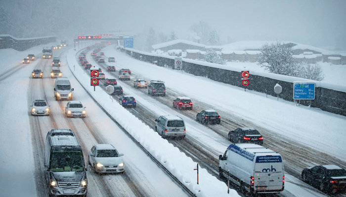 یورپ میں شدید برف باری، زندگی درہم برہم، 28افراد ہلاک