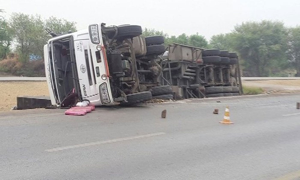 چنیوٹ: ڈمپر کی ٹکر سے آئل ٹینکر اُلٹ گیا