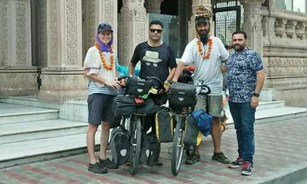 دنیا گھومنے نکلا چیک ریپبلیکن کا سائیکلسٹ جوڑا کراچی پہنچ گیا