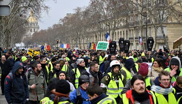 فرانس:صدر میکروں کی حکومت کے خلاف احتجاج جاری