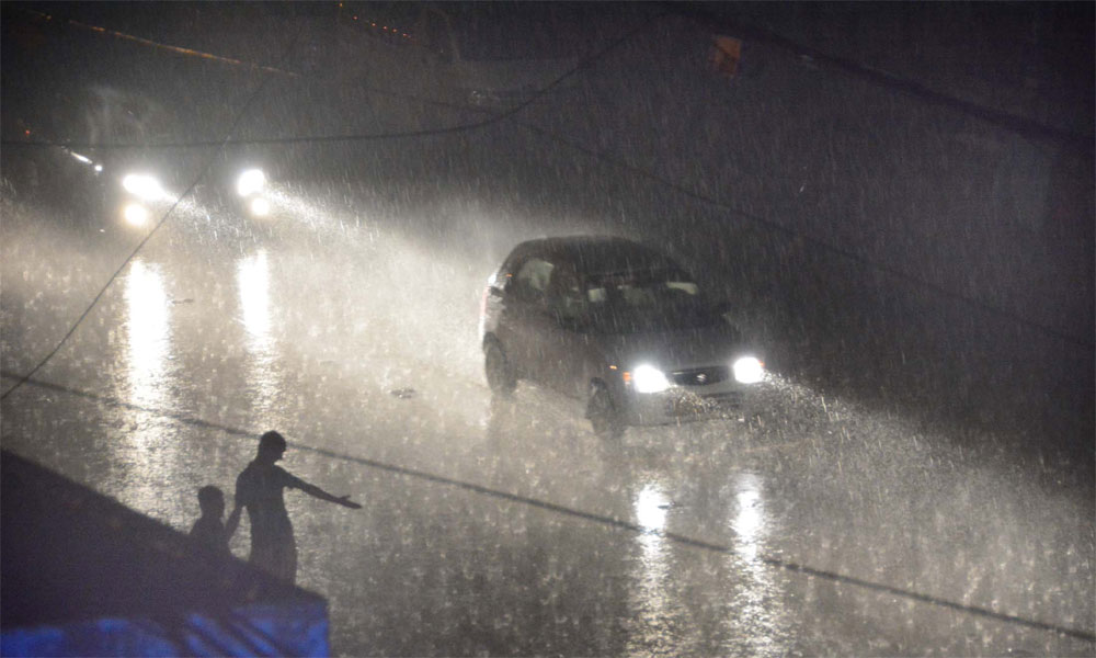 کراچی،بارش کے بعد بجلی غائب، سڑکیں تالاب بن گئیں