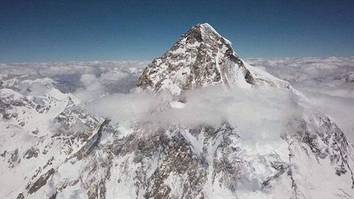 دنیا کی بلند ترین پہاڑی کو سرکرنے والا پہلا جانباز 
