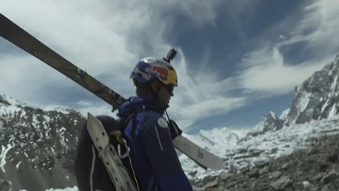 دنیا کی بلند ترین پہاڑی کو سرکرنے والا پہلا جانباز 