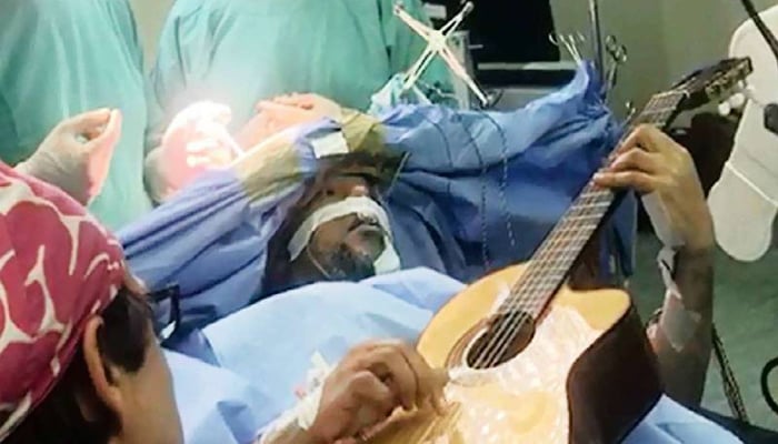 جنوبی افریقہ: دماغ کی سرجری کے دوران گٹارپرفارمنس!