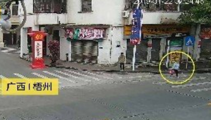 چین : تیز رفتار بس کی 10سالہ بچی کو زوردار ٹکر