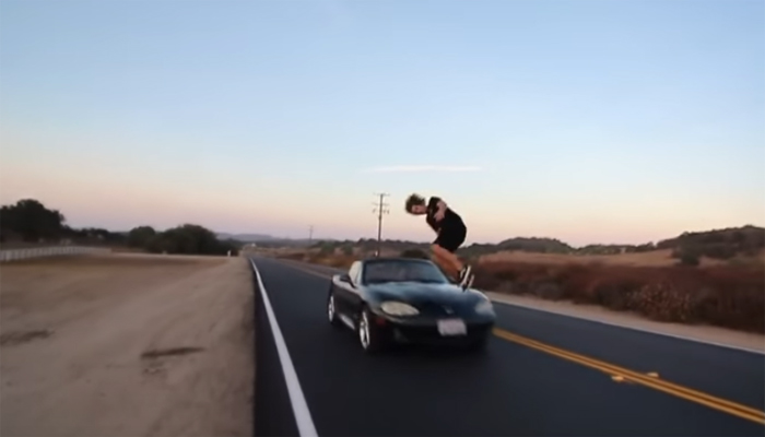 امریکا: تیز رفتار گاڑی پر سے چھلانگ لگانے کا حیران کن مظاہرہ