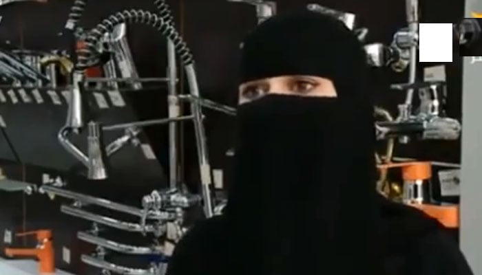 پلمبنگ کی دکان چلاتی ، اکیلی سعودی خاتون 