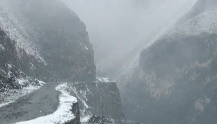 اپرکوہستان: برف باری میں پھنسے افراد کو نکال لیا گیا