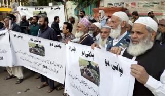 Karachi Dehli Colony Protest For Water Line
