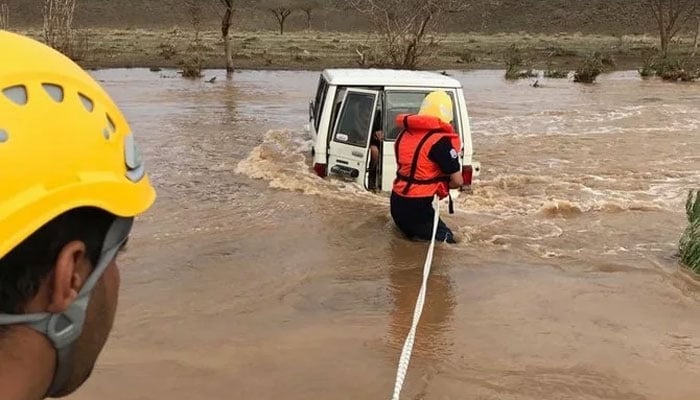 سعودی عرب، بارشوں و سیلاب سے 12 افراد جاں بحق