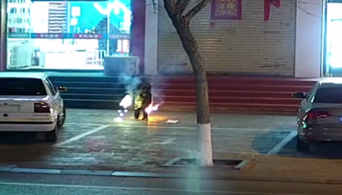 چین میں شرارتی بچہ حادثے سے بال بال بچ گیا 