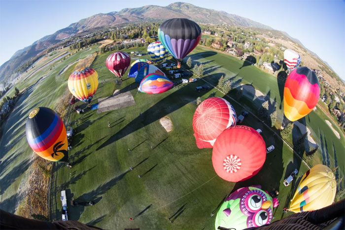 سوئزر لینڈ : پہاڑوں کےدرمیان آسمان غباروں سےسج گیا 